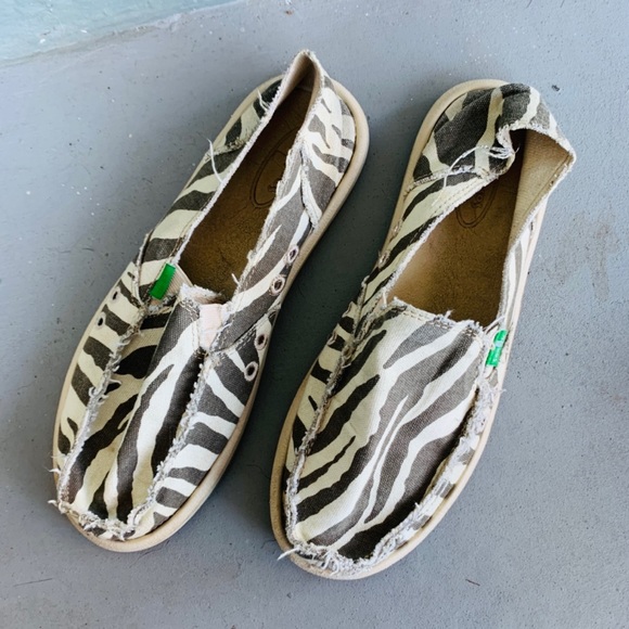 zebra print sanuks